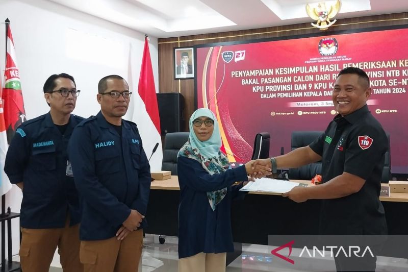 Anggota KPU NTB Divisi Teknis Penyelenggaraan Zuriati didampingi Anggota KPU NTB Divisi Perencanaan Data dan Informasi Halidy menerima dokumen kesimpulan hasil pemeriksaan kesehatan para calon kepala daerah dari Direktur RSUD Provinsi NTB dr Lalu Herman Mahaputra (kanan) di Aula Kantor KPU NTB di Mataram, Selasa (3/9/2024). (ANTARA/Nur Imansyah)
