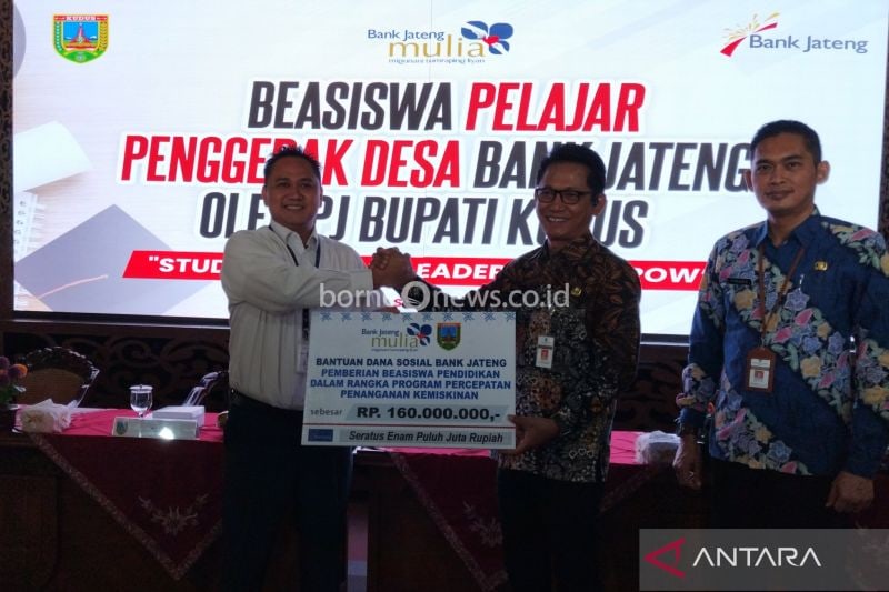 Direktur Bank Jateng Kudus Risdiyanto menyerahkan bantuan beasiswa secara simbolis kepada Sekda Kudus Revlisianto Subekti didampingi Kepala Bakesbangpol M Fitriyanto di Pendopo Kabupaten Kudus, Selasa (3/9/2024). (ANTARA/Akhmad Nazaruddin Lathif)