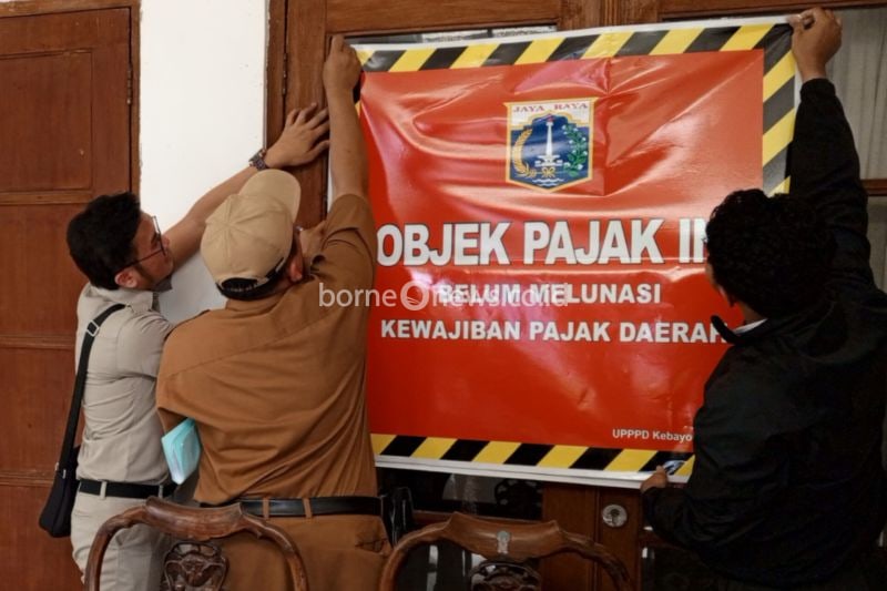 Upaya Pemasangan Stiker Penunggak Pajak di Jakarta Selatan