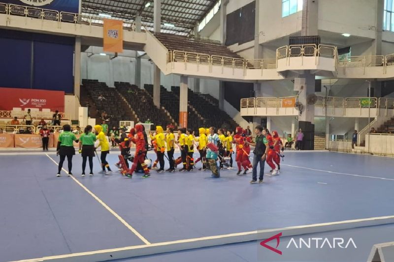 Tim hoki indoor putri Jawa Tengah dan Jawa Timur harus puas membagi poin setelah imbang 1-1 dalam laga penyisihan di Pekan Olahraga Nasional (PON) XXI Aceh-Sumut di Gedung Serba Guna Unimed, Kota Medan, Selasa (ANTARA/Anggi Luthfi Panggabean)