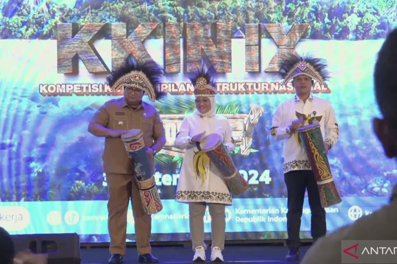Tangkapan layar - Menaker Ida Fauziyah (tengah) ketika membuka Kompetisi Keterampilan Instruktur Nasional (KKIN) ke-IX Tahun 2024 tingkat nasional di Sorong, Papua Barat Daya dan dipantau secara daring dari Jakarta, Selasa (3/9/2024). ANTARA/Prisca Triferna