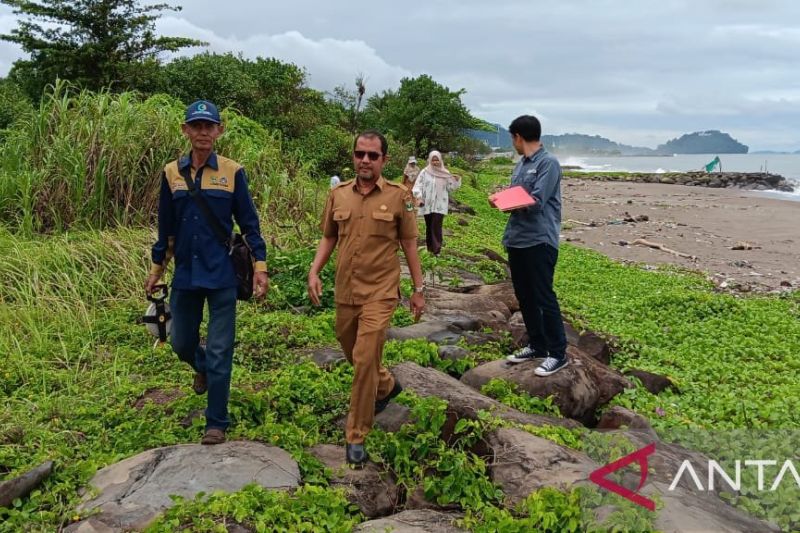 Tim Dinas BMCKTR Sumbar meninjau kondisi lapangan rencana kelanjutan pembangunan jalan samudra. (ANTARA/HO-Biro Adpim Sumbar)