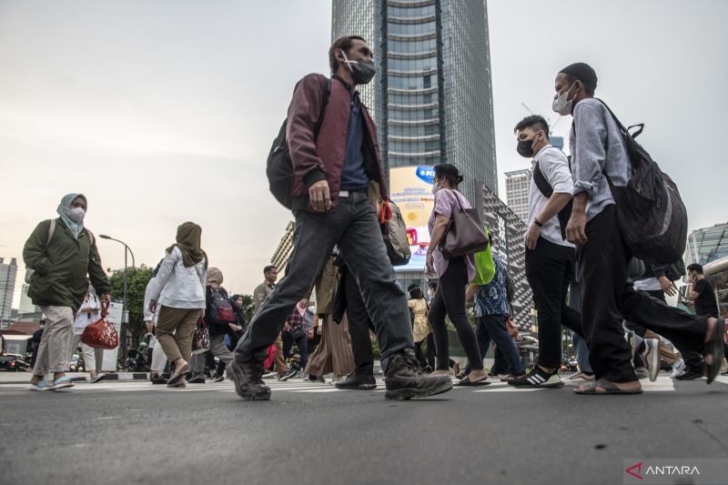 Arsip foto - Sejumlah pekerja berjalan sepulang kerja di kawasan Sudirman-Thamrin, Jakarta, Senin (10/10/2022). Berdasarkan data dari Mercer Marsh Benefits, 37 persen karyawan Indonesia mengalami gangguan kesehatan mental (stres) sehari-harinya yang salah satunya terkait kondisi finansial yang lebih buruk dari sebelumnya dikarenakan ketidakpastian ekonomi dan kenaikan harga kebutuhan pokok. ANTARA FOTO/Muhammad Adimaja /rwa.