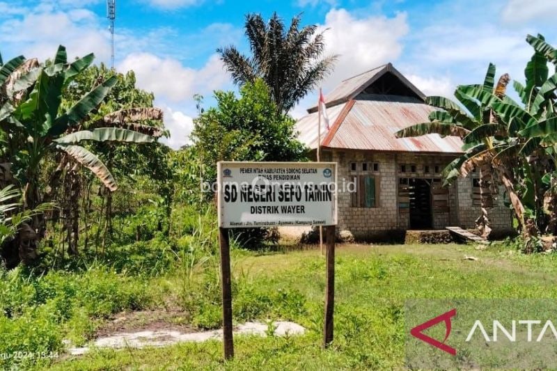 Kondisi sekolah yang dipelopori kepala kampung persiapan Samon (ANTARA/Paulus Pulo)