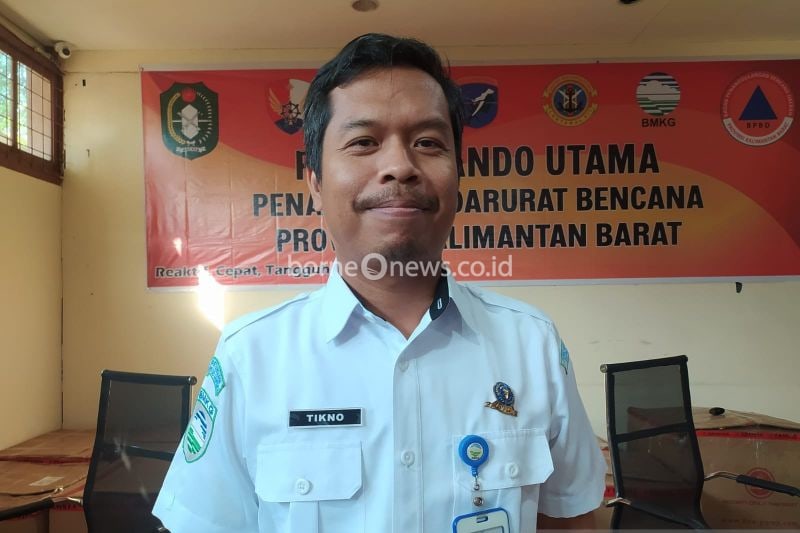 Koordinator Bidang Data dan Informasi Stasiun Meteorologi Kelas I Supadio, Sutikno (ANTARA/HO-Jessica Helena Wuysang)