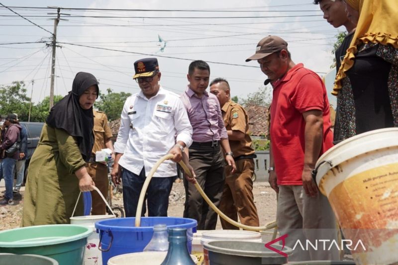 Bupati Kabupaten Cianjur, Jawa Barat Herman Suherman, memberikan pelayanan langsung air bersih untuk warga di Kecamatan Cibeber, Selasa (3/9/2024). ANTARA/Ahmad Fikri