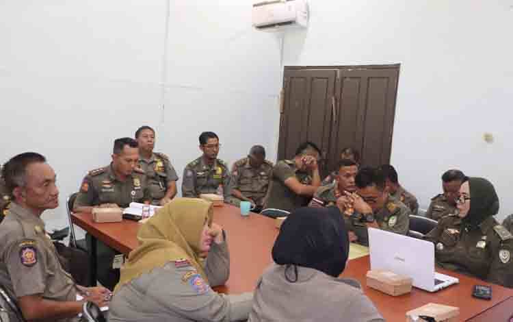 Kepala Satpol PP Kabupaten Seruyan, Agus Supriadi memimpin kegiatan evaluasi kinerja sekaligus evaluasi penilaian Sistem Akuntabilitas Kinerja Instansi Pemerintah (SAKIP) (Foto: Ist)