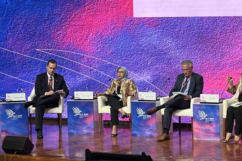 Deputi Bidang Kemaritiman dan Sumber Daya Alam di Kementerian PPN/Bappenas Vivi Yulaswati (tengah) dalam sesi tematik perhelatan Forum Tingkat Tinggi Kemitraan Multipihak (HLF MSP) di Badung, Bali, Selasa (3/9/2024). ANTARA/Putu Indah Savitri