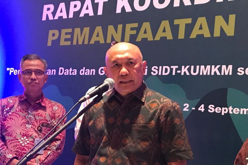Menteri Koperasi dan UKM Teten Masduki menjawab pertanyaan wartawan usai membuka acara Rapat Koordinasi Nasional (Rakornas) Pemanfaatan Data KUMKM di Seminyak, Kabupaten Badung, Bali, Selasa (3/9/2024). ANTARA/Rolandus Nampu