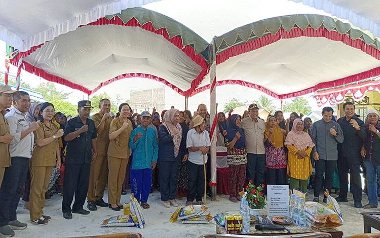 Wagub Kalteng Buka Operasi Pasar Murah, Masyarakat Pulpis Dapatkan Sembako Gratis