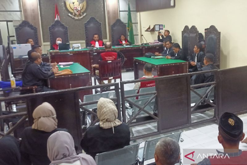 Dokumentasi - Suasana sidang perdana terdakwa eksploitasi air tanah tanpa izin di Gili Meno dan Trawangan dengan terdakwa Samsul Hadi dan William John Matheson dengan agenda pembacaan dakwaan di Pengadilan Negeri Mataram, NTB Kamis (20/6/2024). ANTARA/Dhimas B.P.