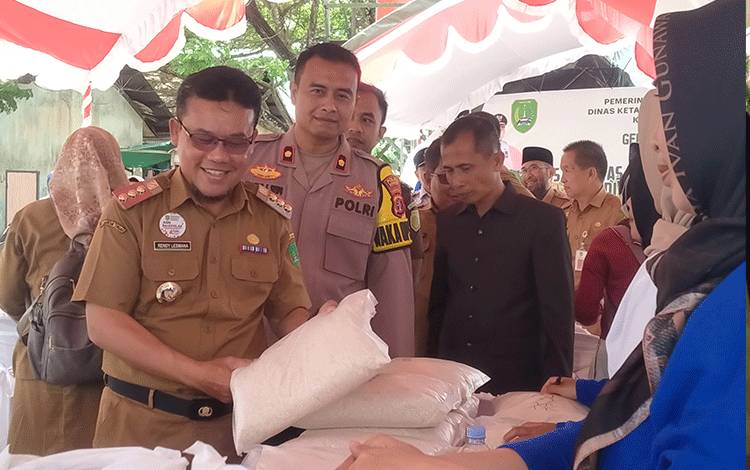 Penjabat Bupati Sukamara, Rendy Lesmana memantau gerakan pangan murah yang dilaksanakan Dinas Ketahanan Pangan Dan Pertanian Sukamara, Selasa, 3 September 2024. (FOTO:NORHASANAH)