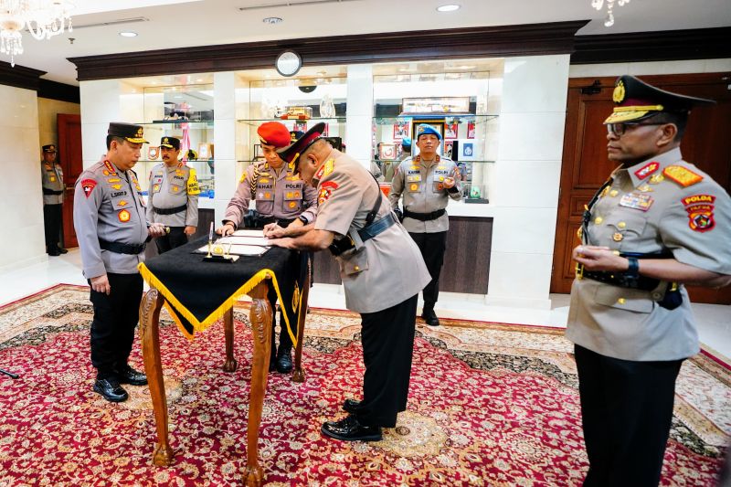 Kapolri Jenderal Pol Listyo Sigit Prabowo memimpin serah terima jabatan Kapolda Papua dari Komjen Pol Mathius Derek Fakhiri ke Brigjen Pol Petrus Patrige Rudolf Renwarin di Gedung Mabes Polri, Jakarta, Selasa (3/9/2024). ANTARA/HO-Divisi Humas Polri
