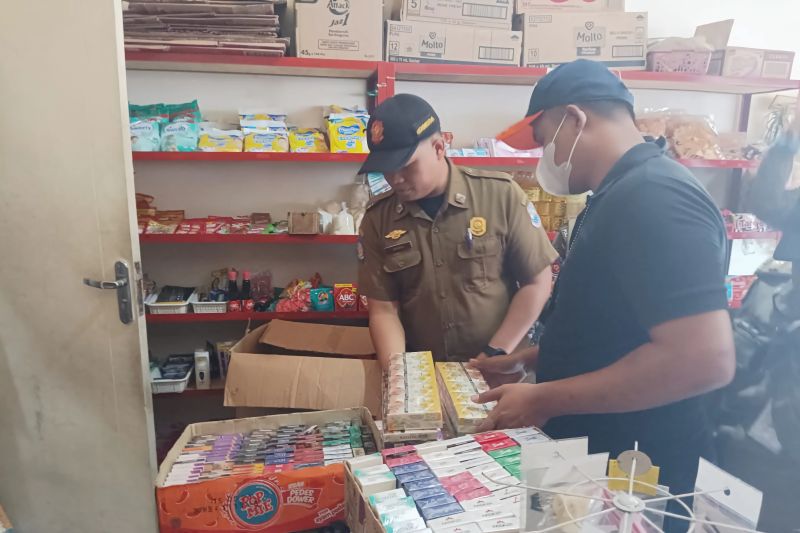 Sejumlah personel Satpol PP Kota Cimahi saat melakukan operasi penertiban rokok ilegal di sejumlah kios di Kota Cimahi, Jawa Barat, Selasa (3/9/2024). ANTARA/Rubby Jovan.