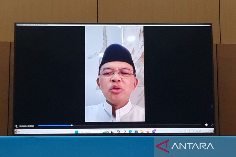 Anggota Komisi VIII DPR RI Maman Imanulhaq saat melakukan video streaming di gedung DPR RI, Jakarta, Selasa (3/9/2024).