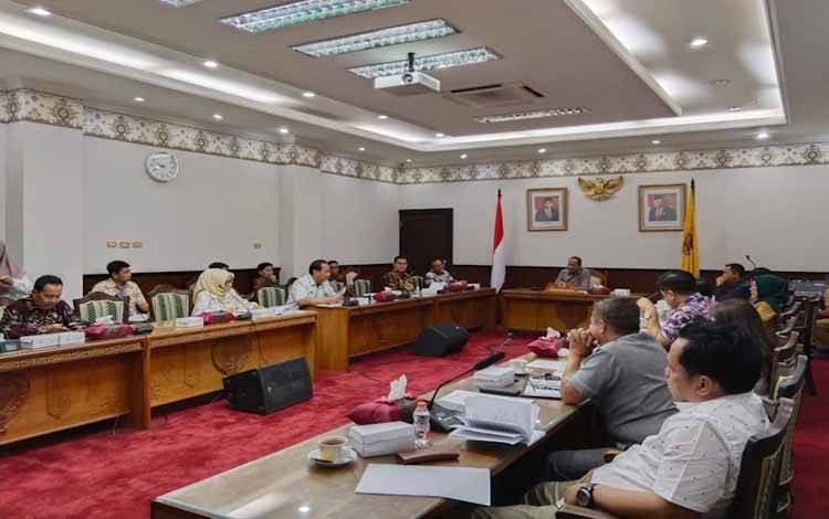 Rapat penyusunan jadwal dan tata tertib di Gedung DPRD Provinsi Kalteng (Foto: MARINI)