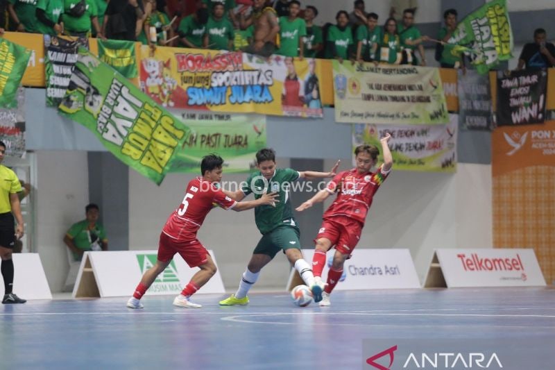Laga antara tim futsal putra Jawa Timur (hijau) menghadapi Sulawesi Barat (merah) yang berkesudahan dengan skor 4-1 untuk Jatim. (ANTARA/Juraidi)