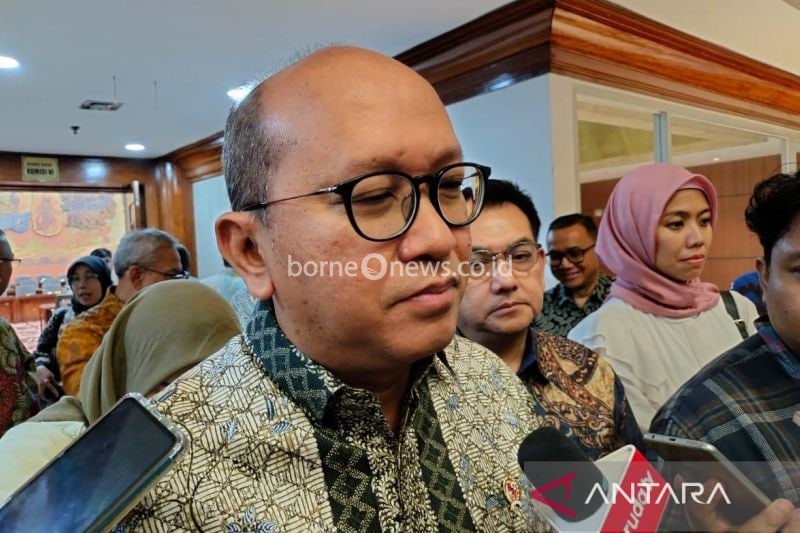 Menteri Investasi/Kepala Badan Koordinasi Penanaman Modal (BKPM) Rosan Roeslani menyampaikan keterangan kepada awak media di Kompleks DPR RI, Jakarta, Selasa (3/9/2024). ANTARA/Aji Cakti
