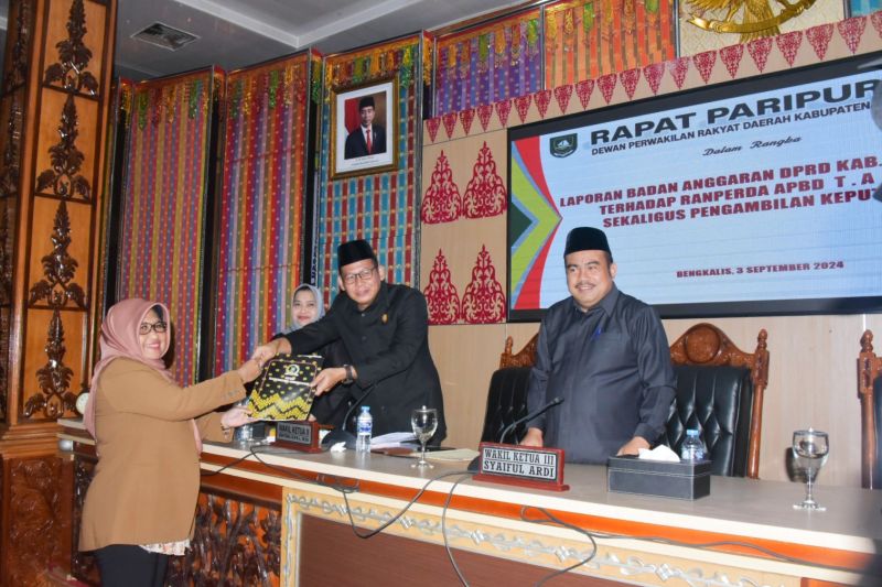 Wakil Ketua II DPRD Bengkalis Sofyan ketika menerima berkas laporan Banggar DPRD terkait RAPBD 2025. ANTARA/HO-Diskominfotik Bengkalis