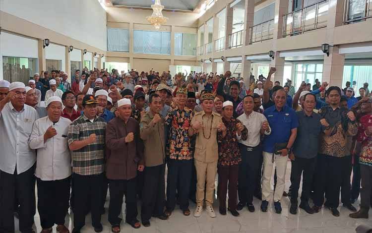 Agustiar Sabran bersama sejumlah tokoh dan masyarakat Kapuas, bertempat Ballroom Permata Inn Jalan Seroja Kuala Kapuas pada Selasa, 3 September 2024. (FOTO: DODI)