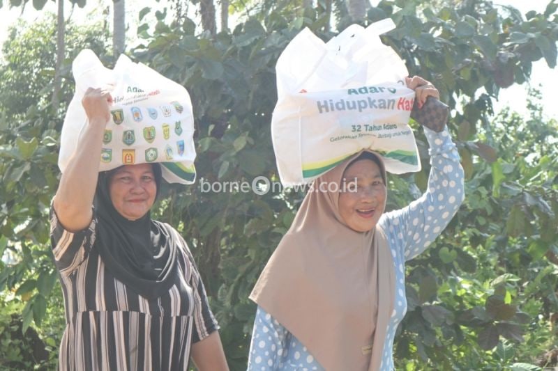 Bantuan Kebutuhan Pokok Adaro untuk Lansia di Kotabaru