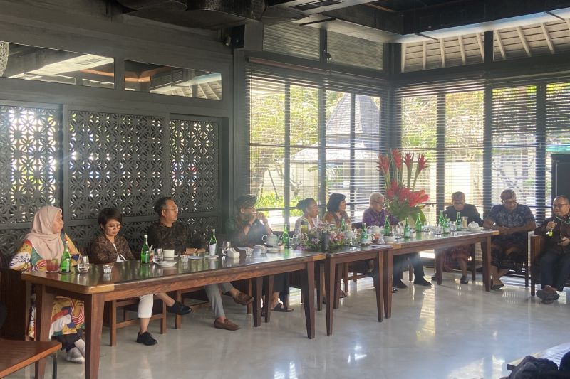 Menparekraf Sandiaga Salahuddin Uno saat berdialog dengan pemangku pariwisata di Bali yang bahas penghentian alih fungsi lahan di Badung, Bali, Selasa (3/9/2024). ANTARA/Ni Putu Putri Muliantari