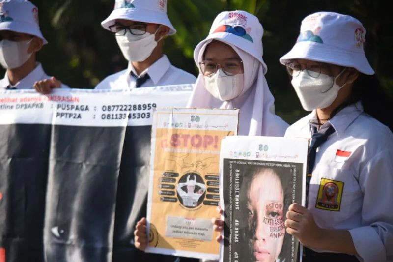 Arsip - Sejumlah pelajar menggelar kampanye tolak kekerasan terhadap anak di Kota Surabaya belum lama ini. (ANTARA/HO-Diskominfo Surabaya)