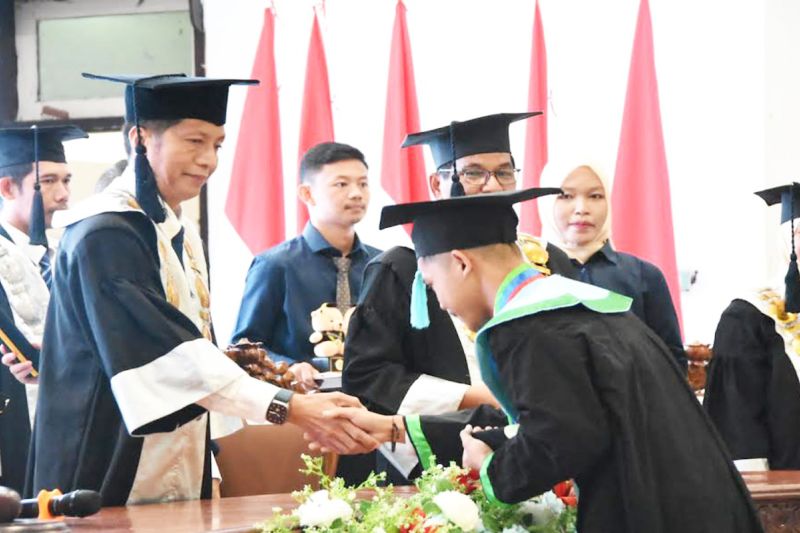 Penjabat Bupati Barito Utara Muhlis menyalami para wisudawan dan wisudawati Politeknik Muara Teweh, Selasa (3/9/2024). ANTARA/HO-Dinas Kominfosandi Barito Utara