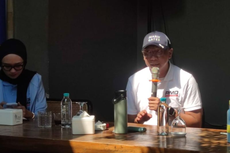 Bakal Calon Gubernur Lampung Rahmat Mirzani Djausal (tengah) sedang menjelaskan visi misinya bersama Bakal Calon Wakil Gubernur Lampung Jihan Nurlela (kiri) kepada awak media. Bandarlampung, Selasa (3/9/2024). ANTARA/Dian Hadiyatna.