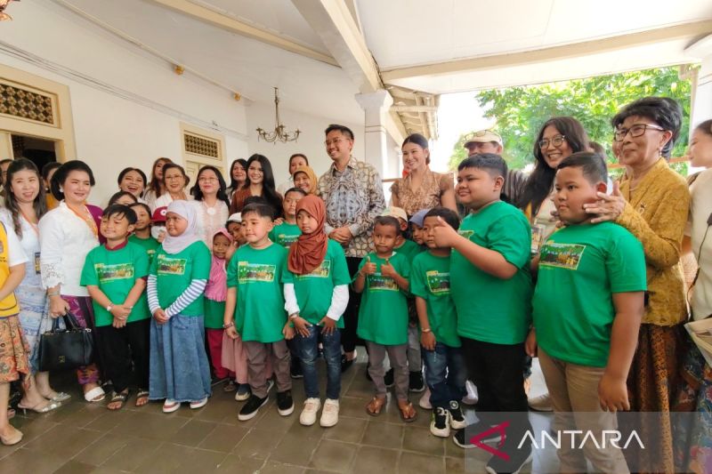 Ilustrasi - Anak-anak penyintas kanker bersama dengan KGPAA Mangkunegara X dan perwakilan dari YKAI serta Lions Club di Solo, Jawa Tengah, Rabu (24/7/2024). (ANTARA/Aris Wasita)