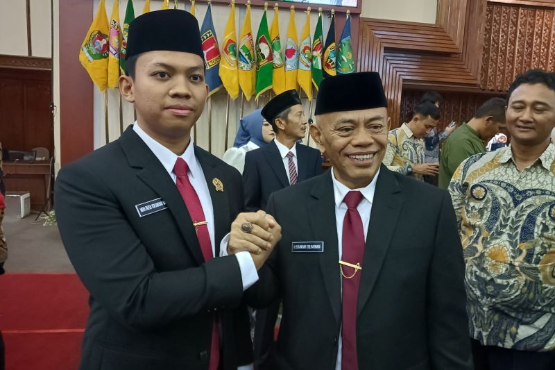 Ayah dan Anak Dilantik Bersama Sebagai Anggota DPRD Jateng