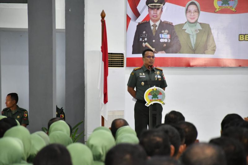 Danrem 081/Dhirotsahajaya Kolonel Infanteri Rama Pratama saat berbicara di hadapan prajurit di Kodim 0802/Ponorogo, Senin (2/9/2024).( (ANTARA/HO - Kodim 0802/Ponorogo)