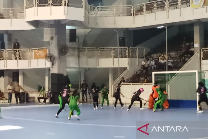 Tim hoki indoor putri Sumatera Utara harus membagi poin setelah ditahan imbang Lampung 0-0- dalam laga penyisihan di Pekan Olahraga Nasional (PON) XXI Aceh-Sumut di Gedung Serba Guna Unimed, Kota Medan, Selasa (ANTARA/Anggi Luthfi Panggabean)