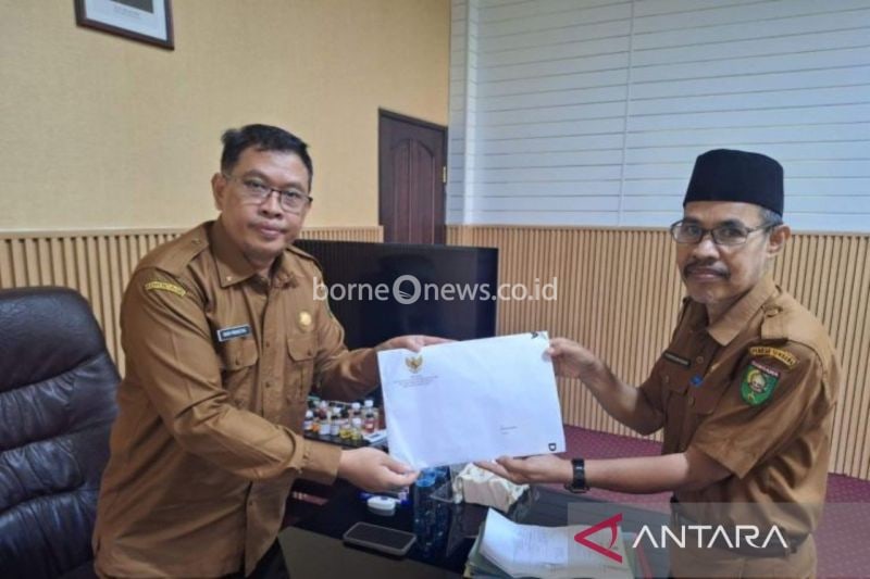 Sekretaris Daerah (Sekda) Kabupaten Sumbawa, Budi Prasetiyo, menunjukkan keputusan Kemenpan RB tentang penetapan kebutuhan PPPK tahun 2024. (ANTARA/Pemkab Sumbawa).