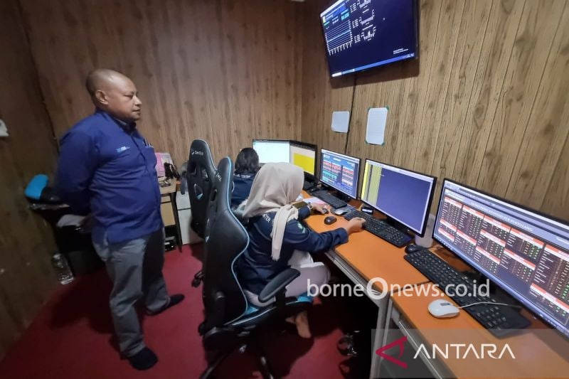 Ruangan SCADA (Supervisory Control dan Data Aquistion) yang dimiliki PLN Manokwari untuk memantau jaringan listrik (ANTARA/Ali Nur Ichsan)