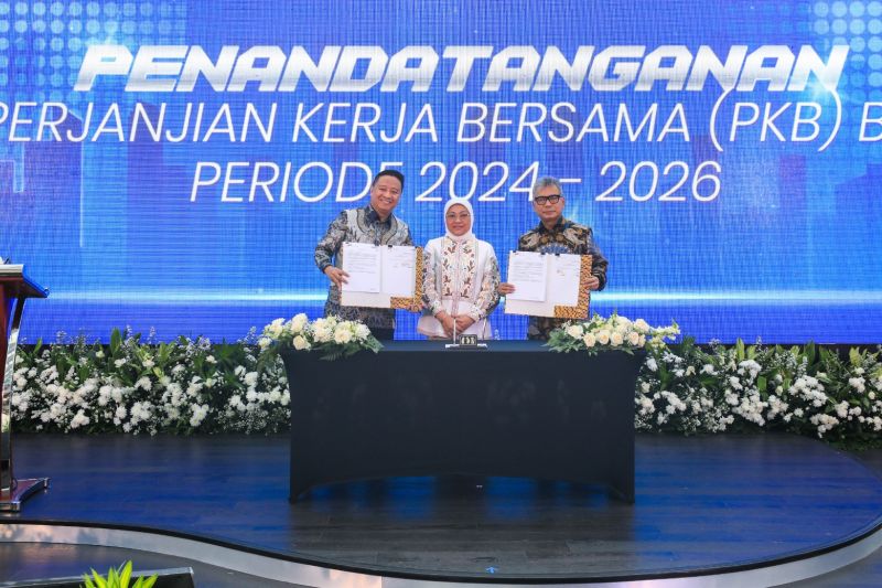 Penandatanganan Perjanjian Kerja Bersama (PKB) periode 2024-2026 oleh Direktur Utama BRI Sunarso (kanan) dan Ketua SPBRI Nasional Mohammad Rizal (kiri) yang disaksikan oleh Menteri Ketenagakerjaan Ida Fauziyah (tengah). ANTARA/HO-BRI.