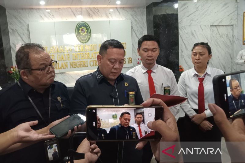 Juru Bicara PN Cirebon Arie Ferdian (dua dari kiri) saat memberikan keterangan di PN Cirebon, Jawa Barat, Selasa (3/9/2024). (ANTARA/Fathnur Rohman)