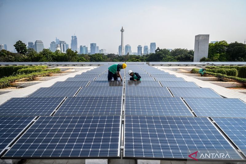 Petugas memeriksa panel surya di Masjid Istiqlal, Jakarta, Senin (26/8/2024). Direktorat Jenderal Energi Baru, Terbarukan, dan Konservasi Energi Kementerian Energi dan Sumber Daya Mineral (ESDM) mengungkapkan bahwa kuota PLTS atap untuk tahun ini hampir habis, dari kuota total 901 MW hanya tersisa sekitar 60-90 MW. ANTARA FOTO/Rivan Awal Lingga/aww.