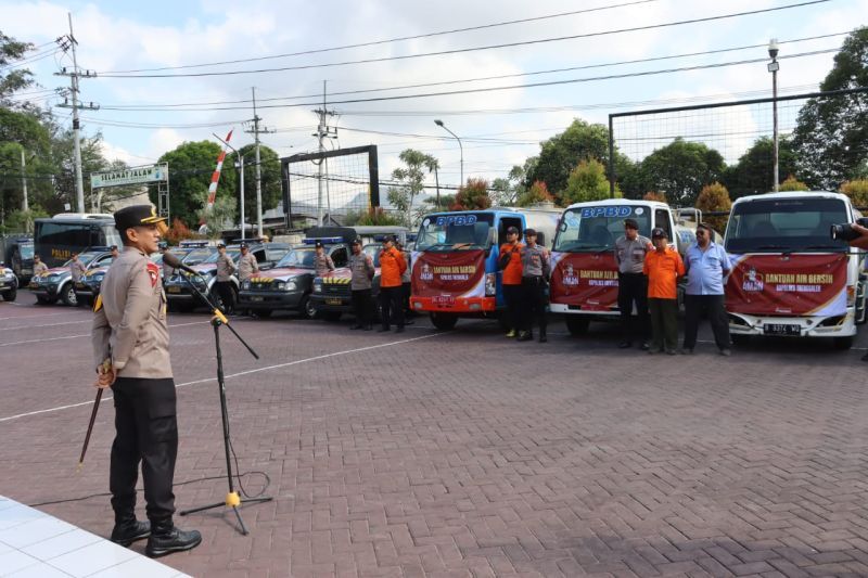Polres Trenggalek Distribusikan Air Bersih untuk 19 Desa Terdampak Kekeringan