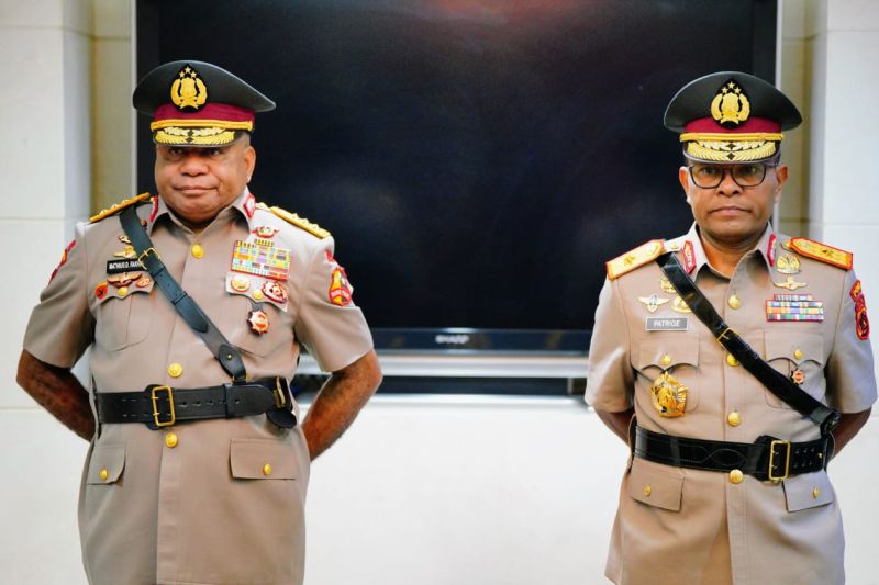 Brigjen Pol Patrige Renwarin (kanan) bersama Komjen Pol Matius Fakhiri (ANTARA/HO-Humas Polda Papua)