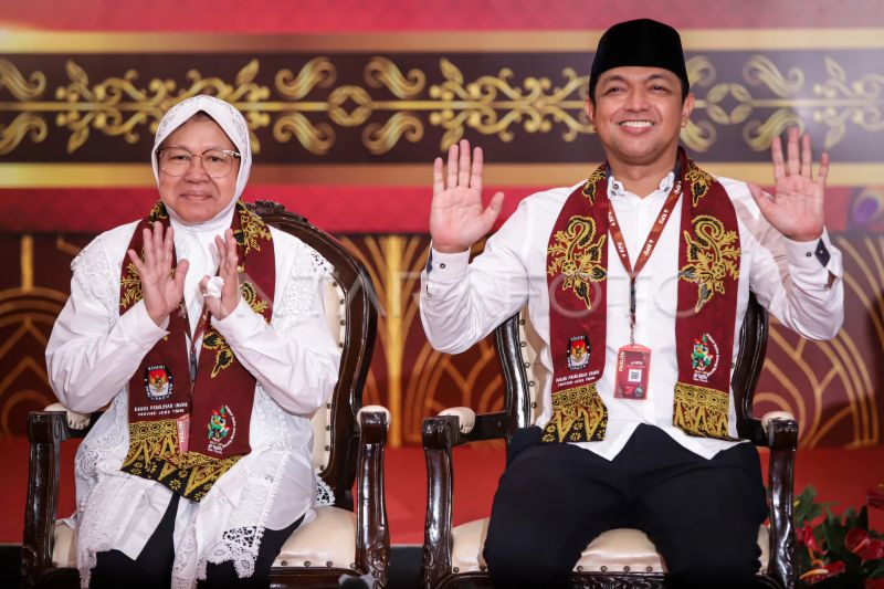 Pasangan bakal calon Gubernur dan Wakil Gubernur Jawa Timur Tri Rismaharini (kiri) dan KH Zahrul Azhar Asumta (kanan) melambaikan tangan saat pendaftaran di Kantor KPU Provinsi Jawa Timur, Surabaya, Jawa Timur, Kamis (29/8/2024). (ANTARA FOTO/Rizal Hanafi/tom.)