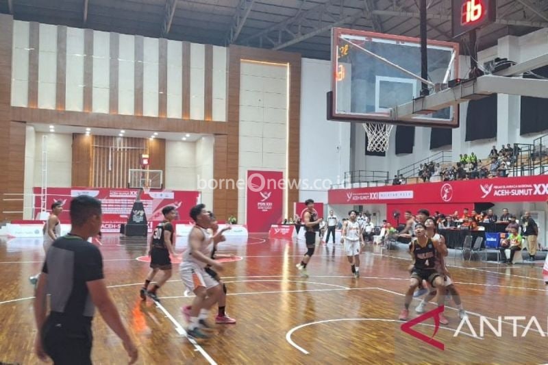 Pemain tim DKI Jakarta dan Sulawesi Selatan saat pertandingan Bola Basket 5x5 putra PON XXI Aceh-Sumut 2024 di Gor Harapan Bangsa, Banda Aceh. (ANTARA/M Ifdhal/am.)