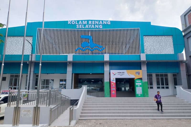 Seorang warga berjalan di depan kolam renang Selayang yang menjadi arena perlombaan cabang akuatik Pekan Olahraga Nasional (PON) XXI/2024 Aceh-Sumatra Utara di Medan, Sumatera Utara, Selasa (3/9/2024). (Antara/Muhammad Ramdan)