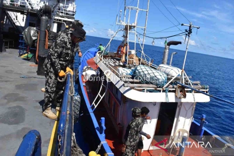 Ilustrasi - Kapal Pengawas (KP) Orca 04 melakukan henrikhan (penghentian, pemeriksaan, dan penahanan) terhadap satu unit kapal ikan asing (KIA) berbendera Filipina berinisial FB. LB. JM A-2 yang diduga melakukan illegal fishing di WPPNRI 716 Laut Sulawesi. ANTARA/HO-KKP