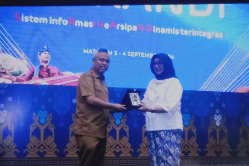 Bupati Lutim Budiman menerima penghargaan dari ANRI setelah sukses menerapkan SRIKANDI di Mataram, NTB, Selasa,(3/9/2024).ANTARA/HO-Pemkab Lutim
