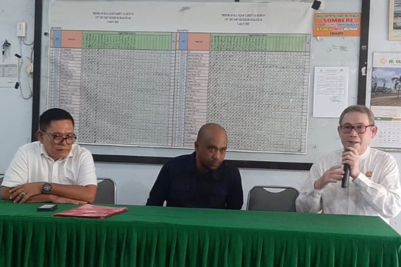 Kepala Sekolah SMP Negeri 4 Makassar Husain Patta (kanan), Ketua Perkumpulan Penyandang Disabilitas Indonesia (PPDI) Sulsel Faluphy Mahmud (tengah) serta Kepala Dinas Pendidikan Kota Makassar Muhyiddin Mustakim (kiri) saat proses mediasi kasus dugaan perundungan anak disabilitas di SMPN 4 Makassar, Sulawesi Selatan. ANTARA