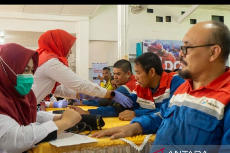 Pekerja Kilang Pertamina Plaju mengikuti kegiatan donor darah massal. (ANTARA/HO/Kilang Plaju)