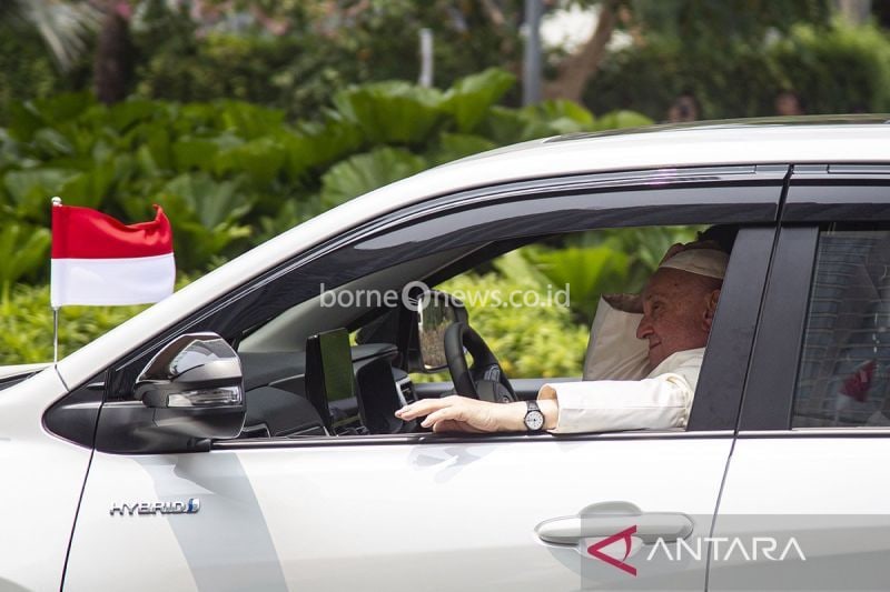 Paus Fransiskus melambaikan tangan saat melintasi kawasan Bundaran HI, Jakarta, Selasa (3/9/2024). ANTARA FOTO/Dhemas Reviyanto/tom/am.