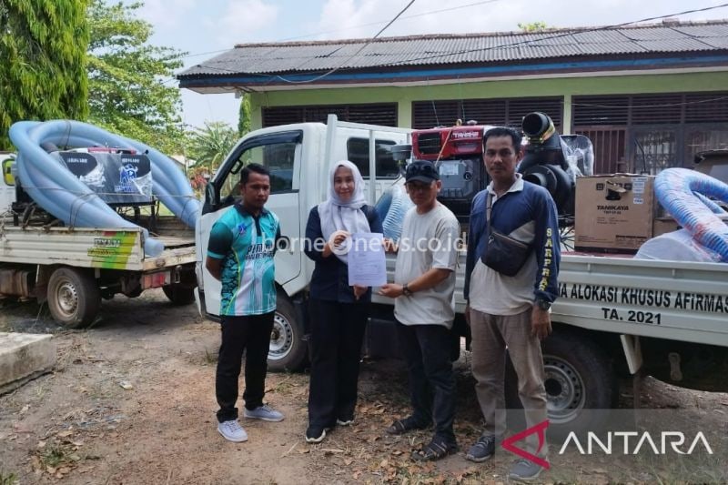 Petani Bangka Selatan mendapatkan bantuan pompa air dari pemerintah untuk mengatasi kekeringan pada areal sawah, Selasa (03/09/2024) (ANTARA/Ahmadi)