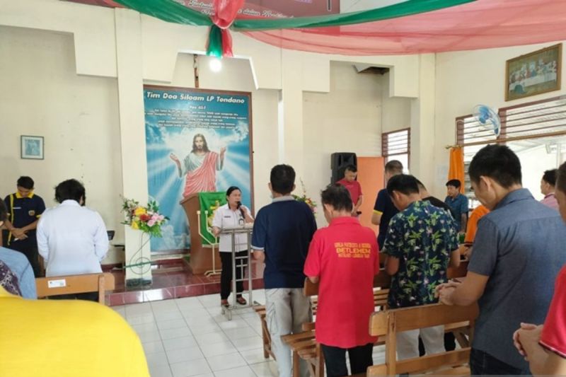 Penyuluh Agama Kristen Kemenag Minahasa Shenie Kapantouw, saat memberi bimbingan rohani kepada penghuni Lapas Papakelan, di Tondano, Selasa (3/9/2024). ANTARA/HO-Kemenag.